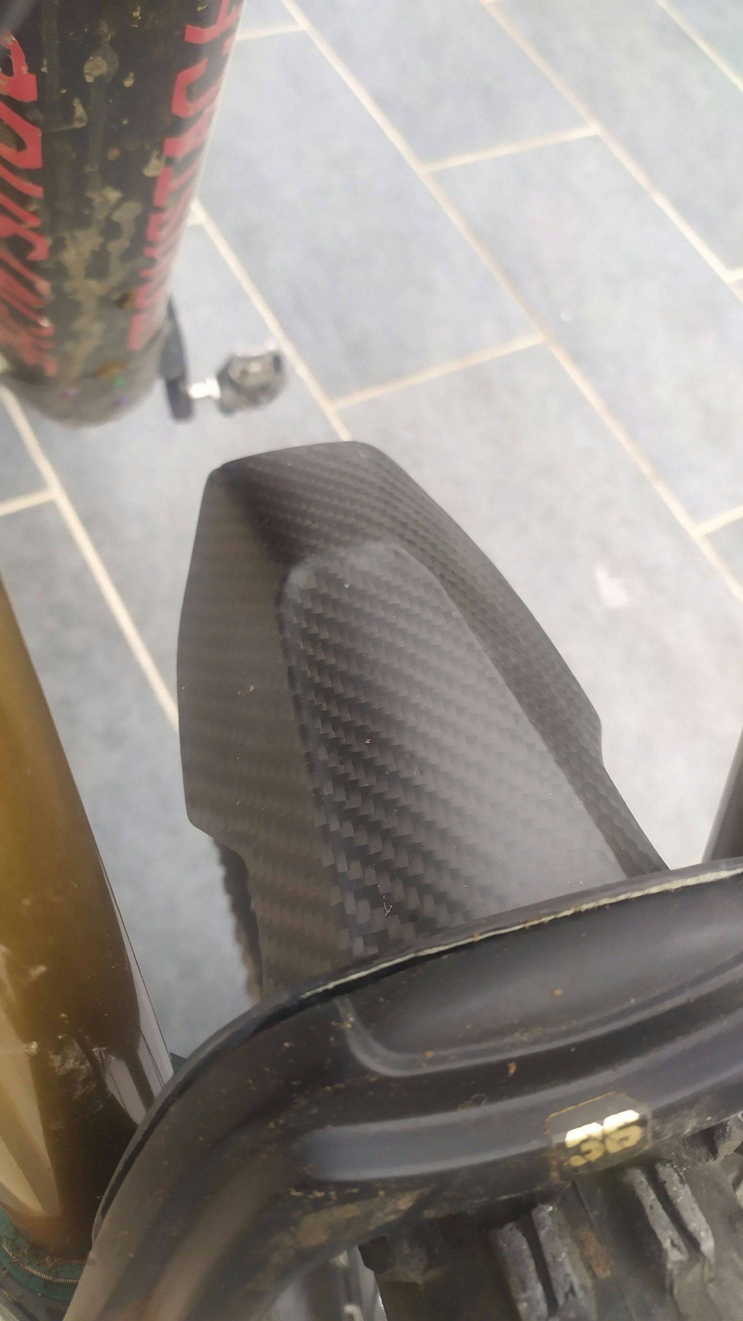 Petit Garde Boue avant spécial Fox 36 arceaux carré - Tom's carbone