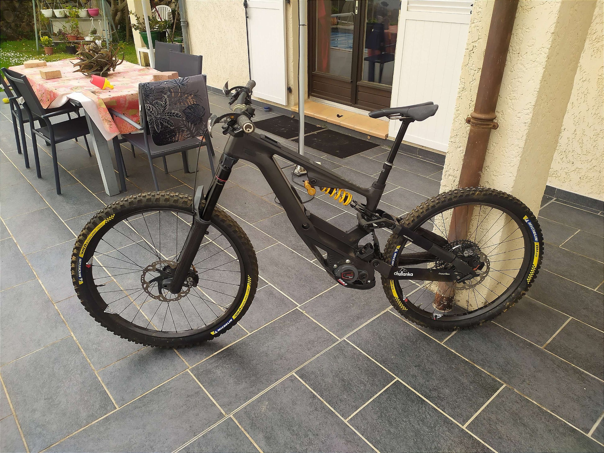 Sabot de protection en fibre de carbone et alu pour VTT électrique Sabot de protection en fibre de carbone et alu pour VTT électrique