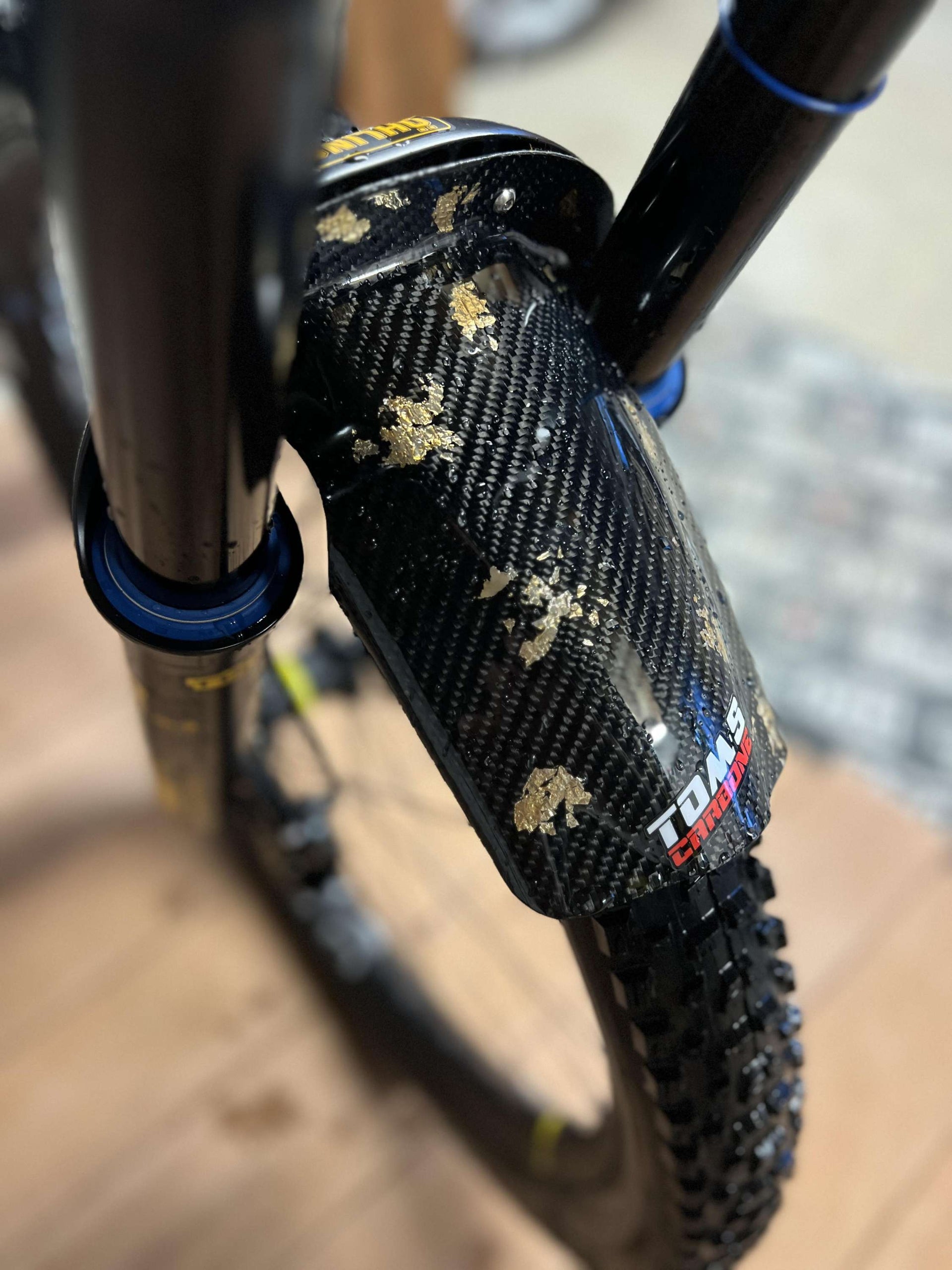 Front mudguard for ohlins 38 fork, choice of color – Tom's carbone